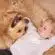 Un chien et une fillette blonde s'enlacent