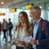 Couple souriant à l'aéroport avec billets Air France