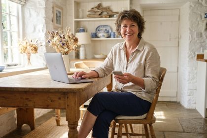 Femme détendue utilisant un ordinateur dans une location de vacances