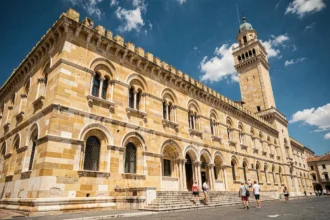 Façade extérieure du Palais des Normands à Palerme avec la Tour Pisana sous un ciel méditerranéen bleu
