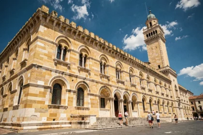 Façade extérieure du Palais des Normands à Palerme avec la Tour Pisana sous un ciel méditerranéen bleu
