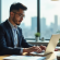Professionnel confiant travaillant sur un ordinateur dans un bureau moderne