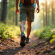 Jeune randonneur en shorts sur sentier en forêt ensoleillée