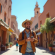 Voyageur souriant utilisant un smartphone dans une rue marocaine ensoleillee