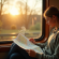 Jeune voyageur dans un train européen lisant une carte